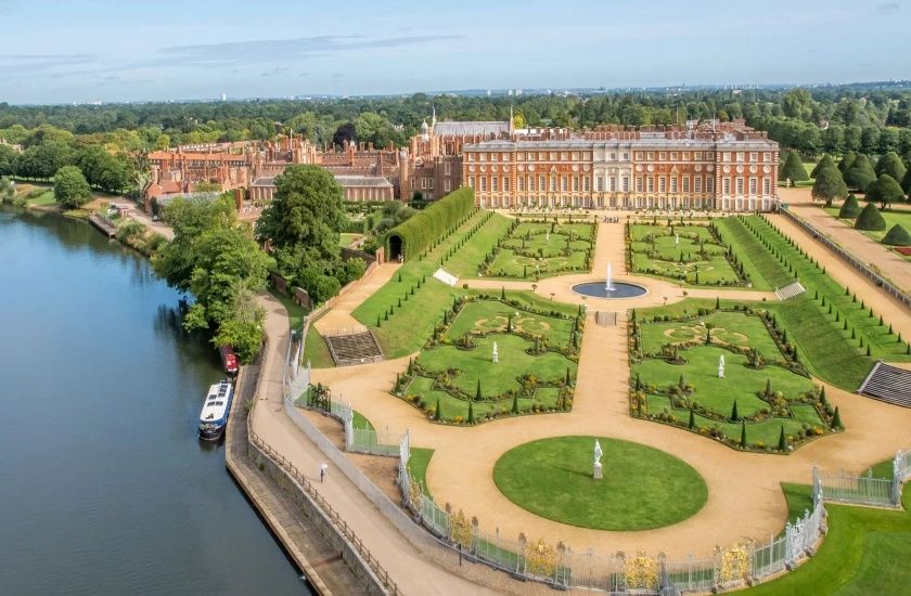 کاخ همپتون کورت (Hampton Court Palace)
