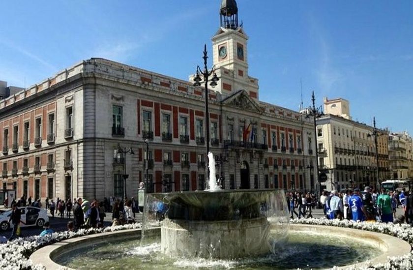 میدان پوئرتا دل سول (Puerta del Sol)