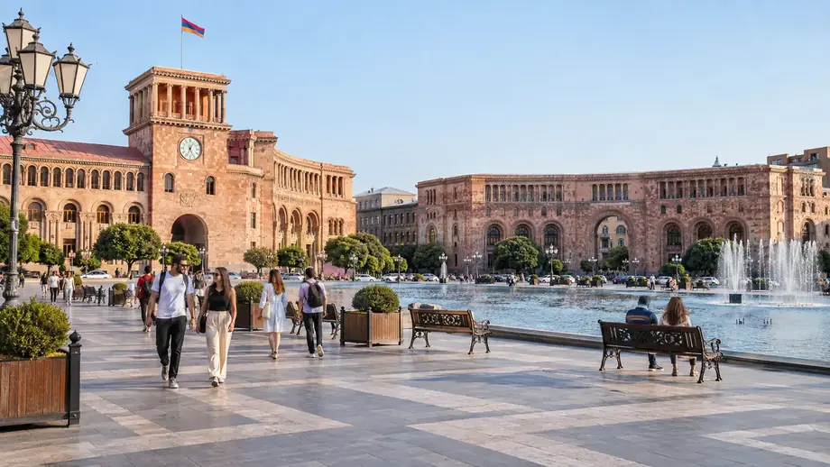 میدان جمهوری ایروان در ارمنستان و گردشگران در مرکز شهر